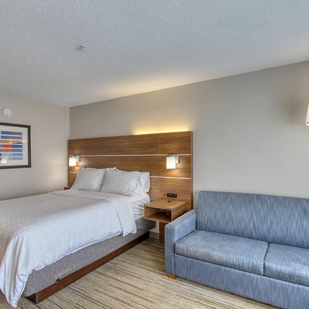 Holiday Inn Express Hotel & Suites Oshkosh - State Route 41 By Ihg Bagian luar foto