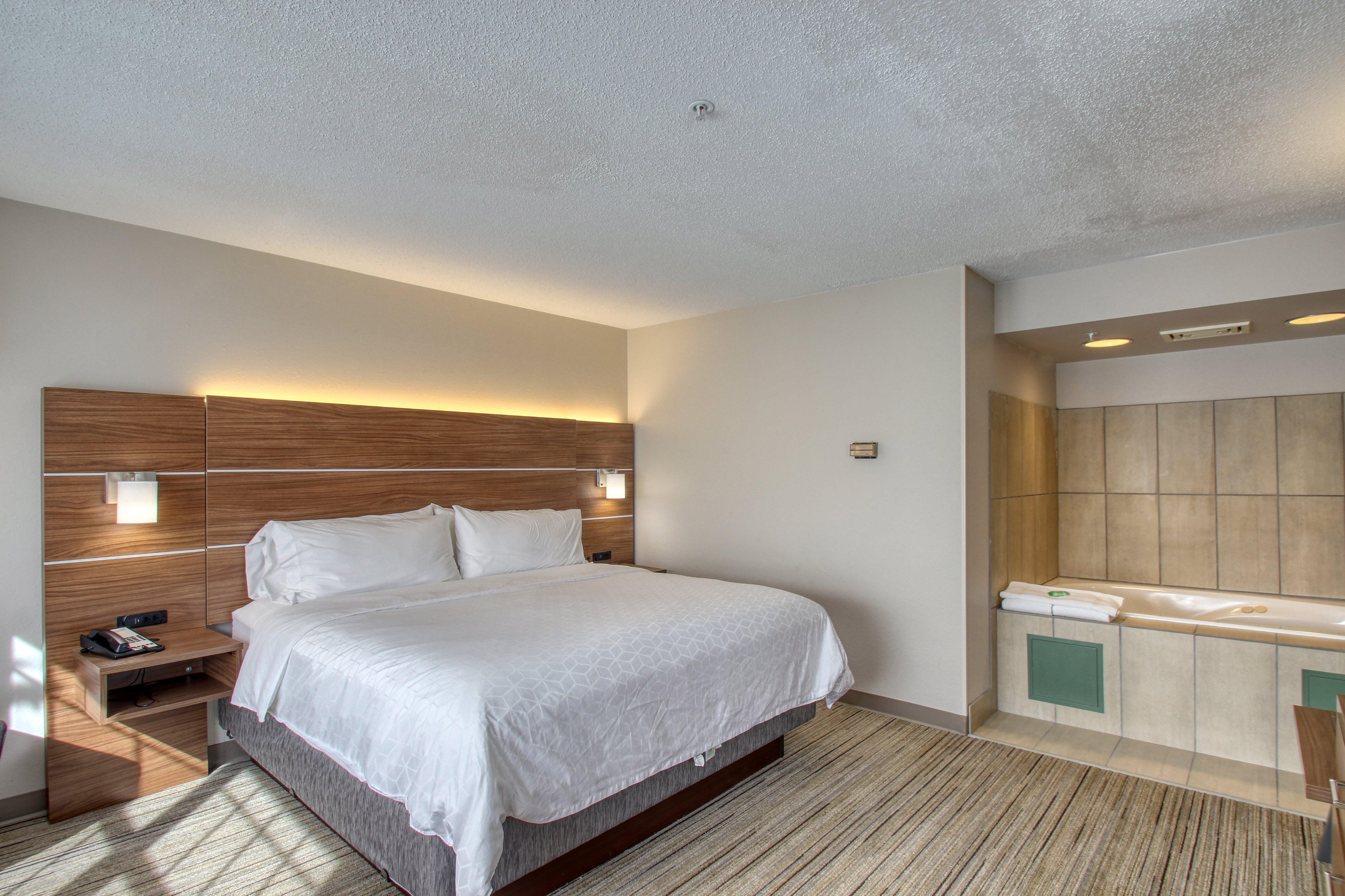 Holiday Inn Express Hotel & Suites Oshkosh - State Route 41 By Ihg Bagian luar foto