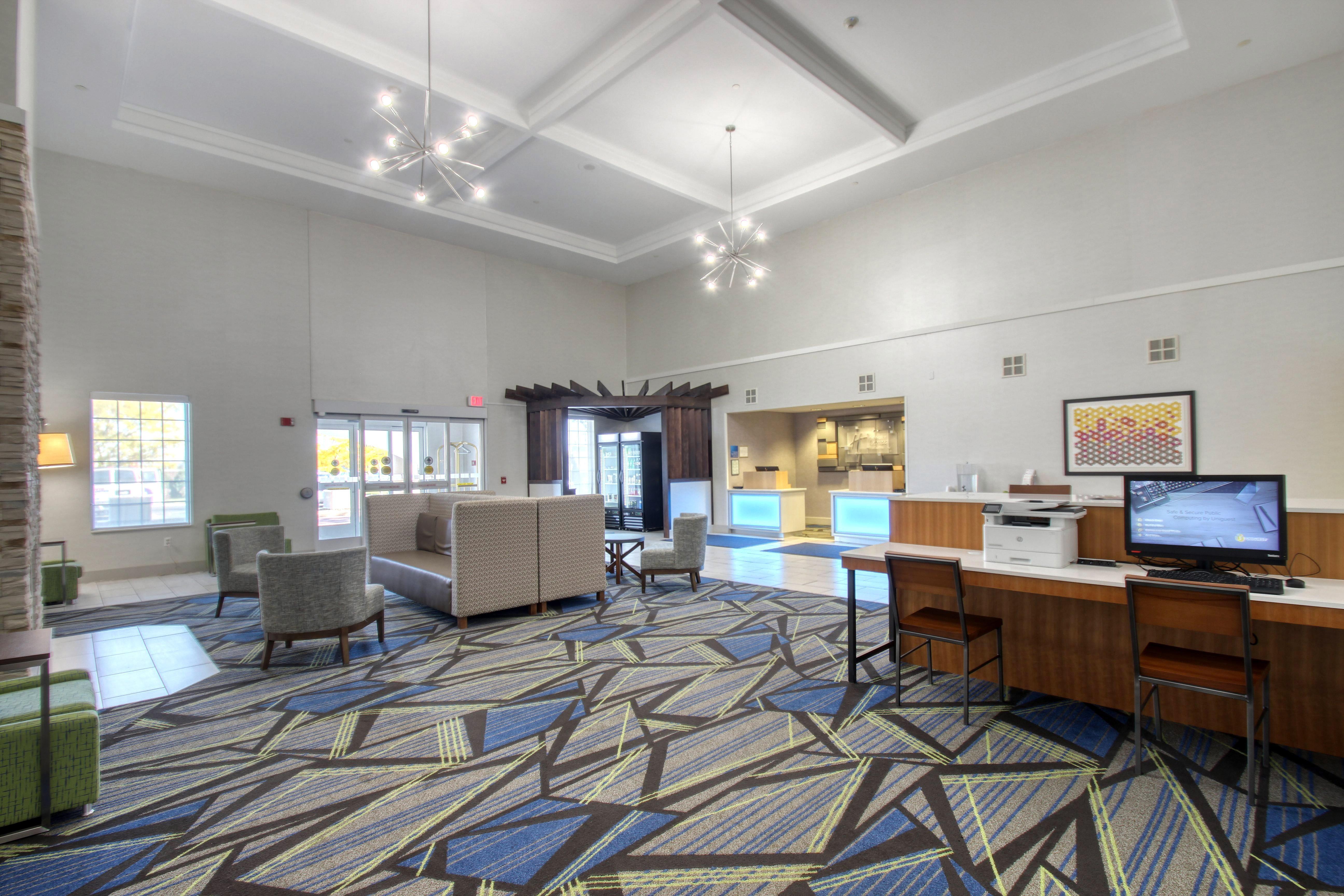 Holiday Inn Express Hotel & Suites Oshkosh - State Route 41 By Ihg Bagian luar foto