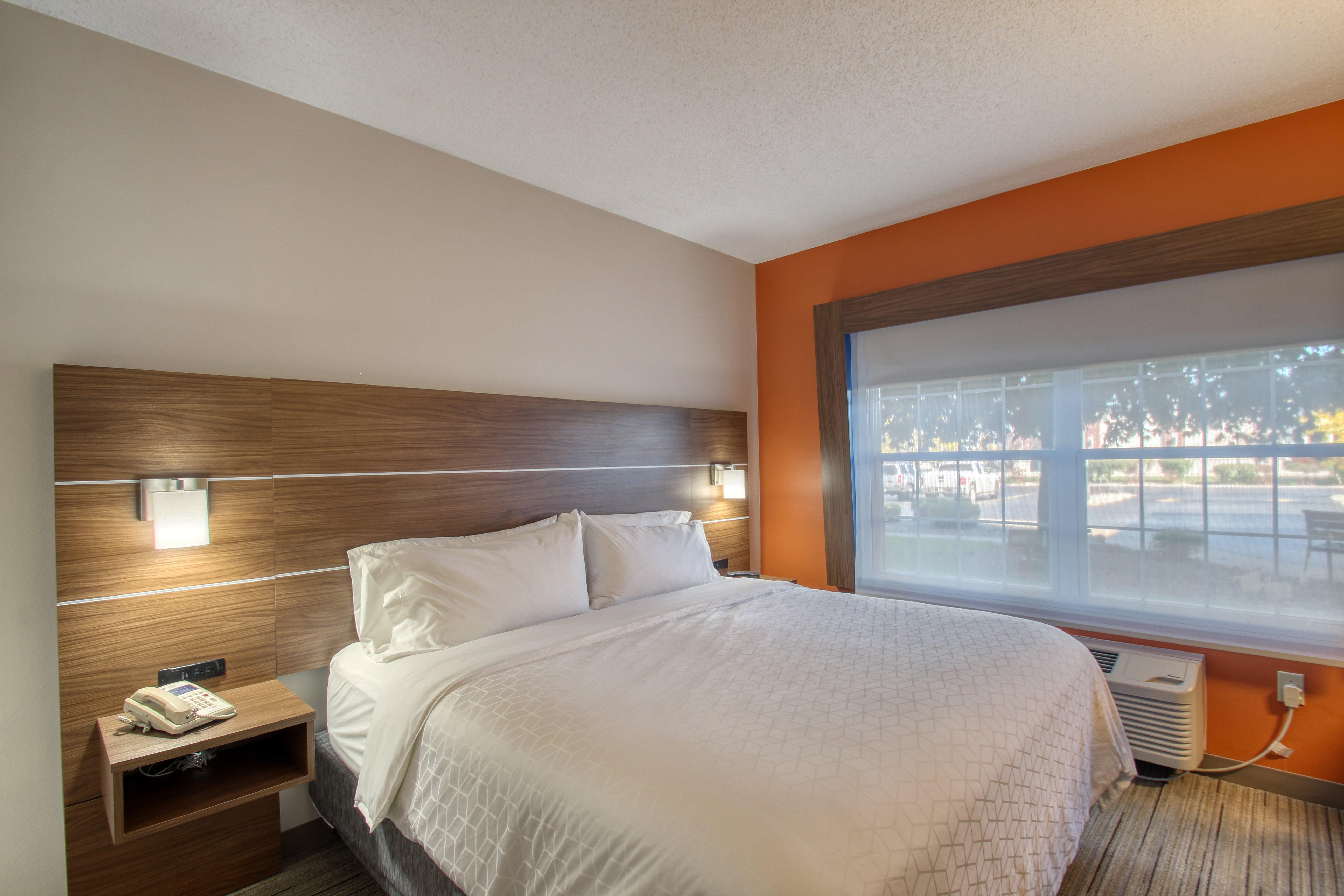 Holiday Inn Express Hotel & Suites Oshkosh - State Route 41 By Ihg Bagian luar foto