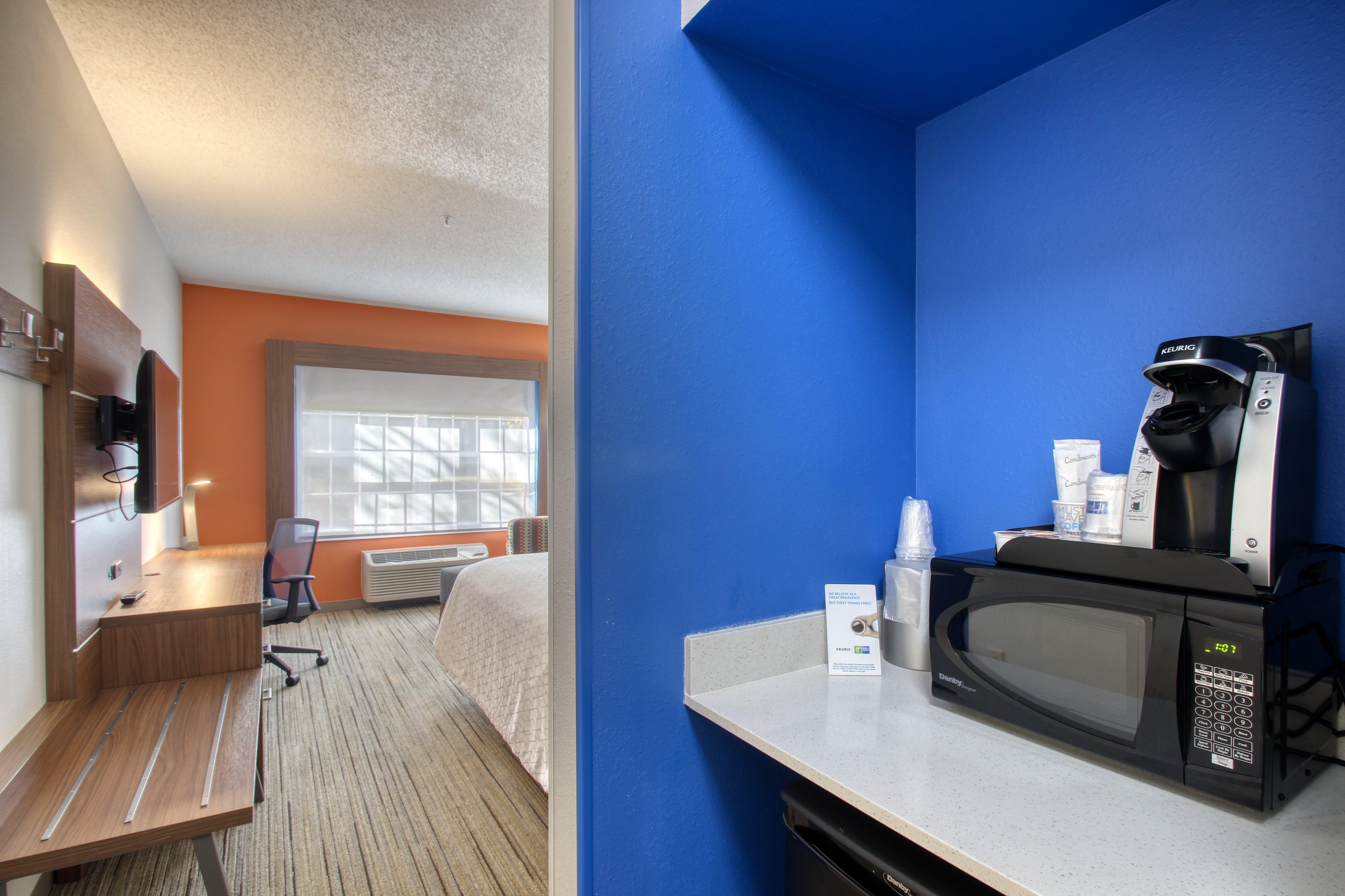Holiday Inn Express Hotel & Suites Oshkosh - State Route 41 By Ihg Bagian luar foto