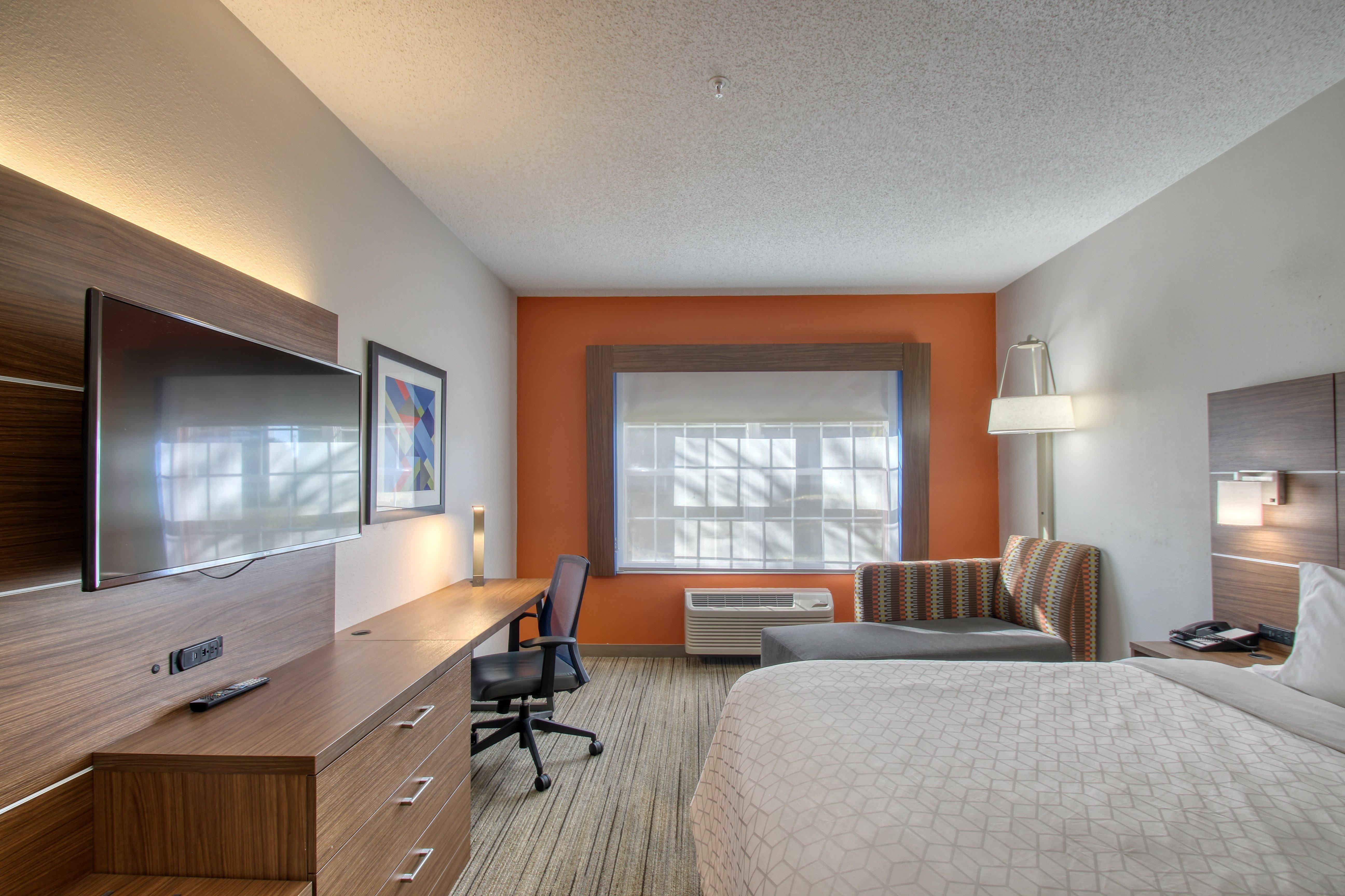 Holiday Inn Express Hotel & Suites Oshkosh - State Route 41 By Ihg Bagian luar foto