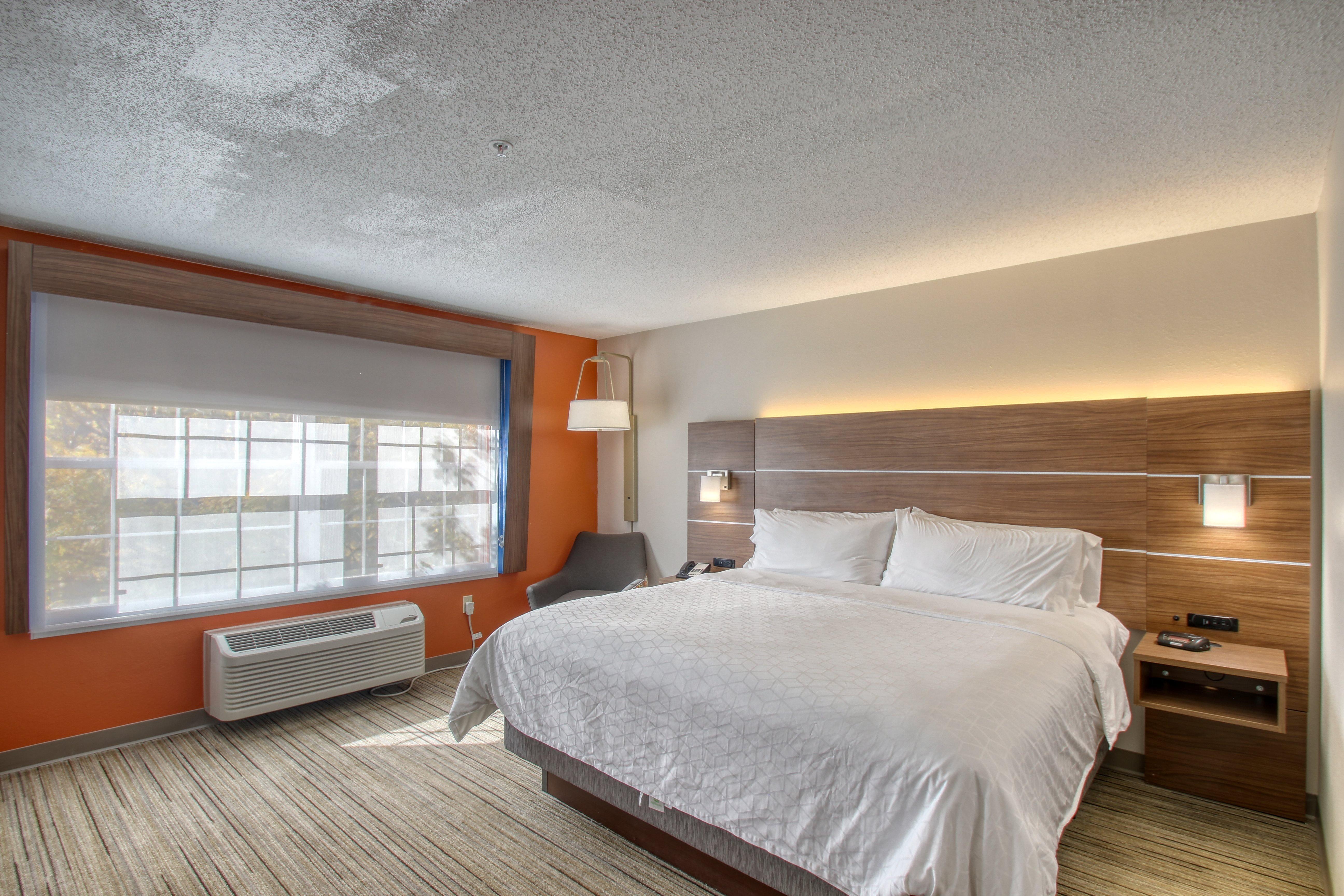 Holiday Inn Express Hotel & Suites Oshkosh - State Route 41 By Ihg Bagian luar foto