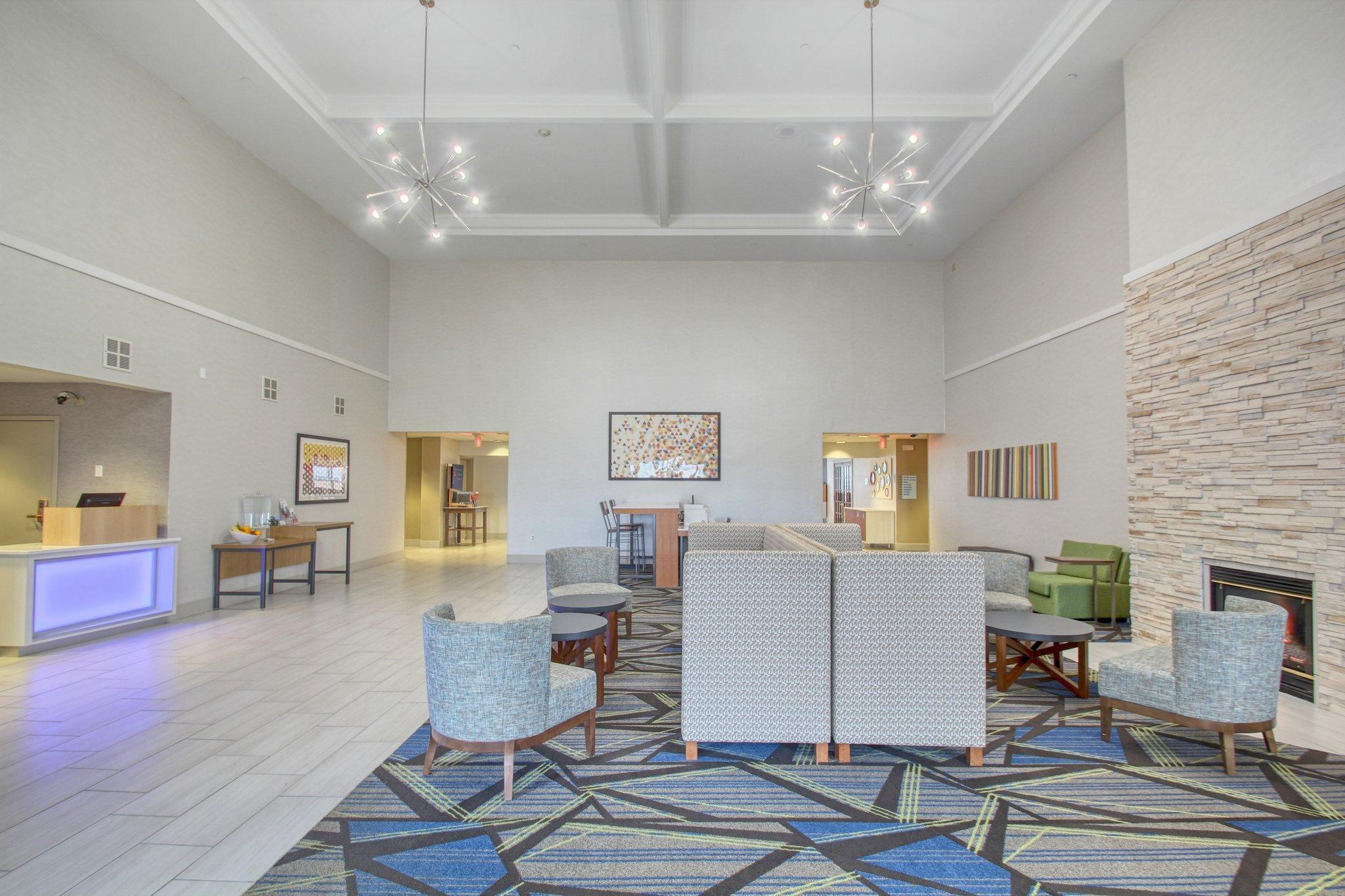 Holiday Inn Express Hotel & Suites Oshkosh - State Route 41 By Ihg Bagian luar foto