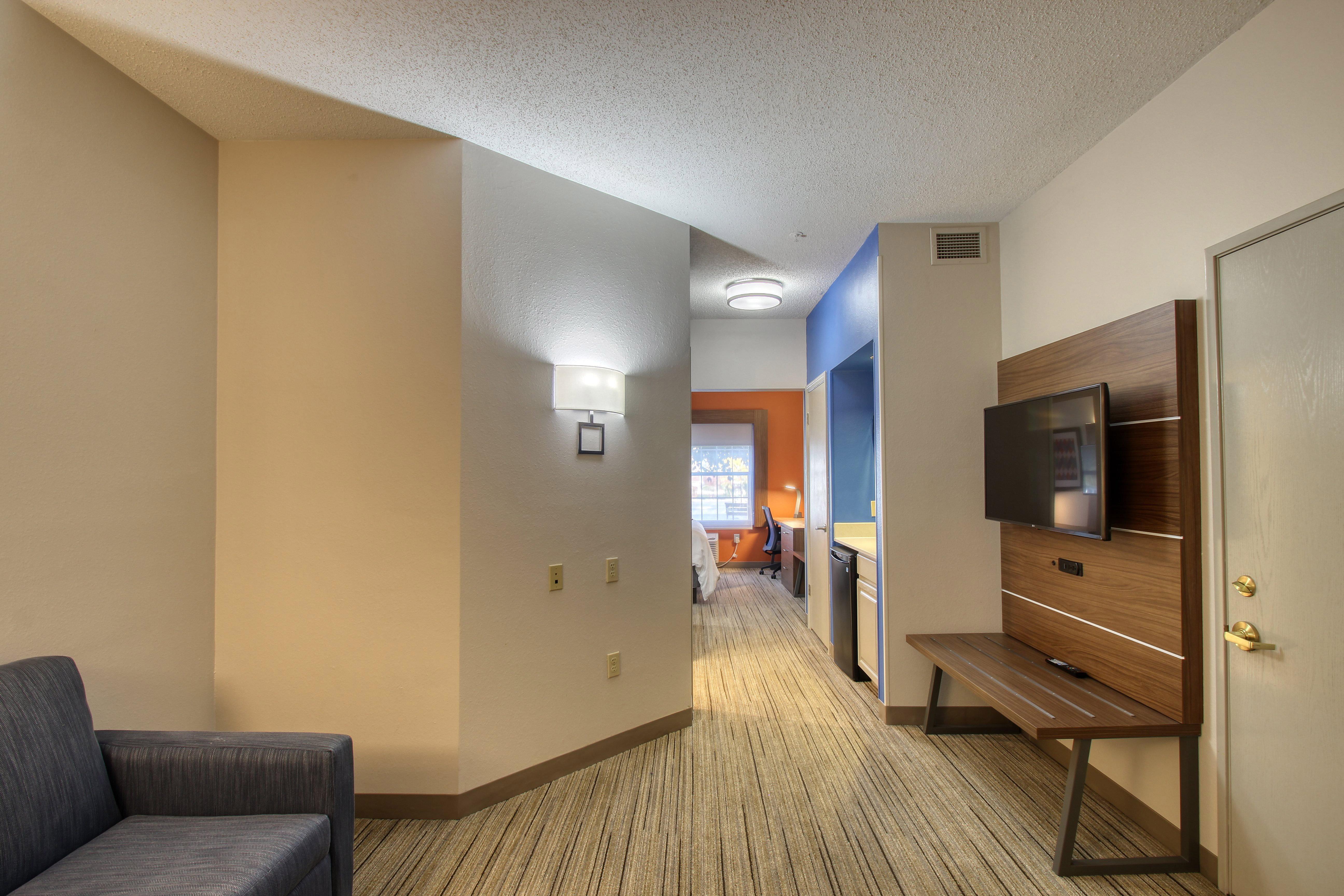 Holiday Inn Express Hotel & Suites Oshkosh - State Route 41 By Ihg Bagian luar foto