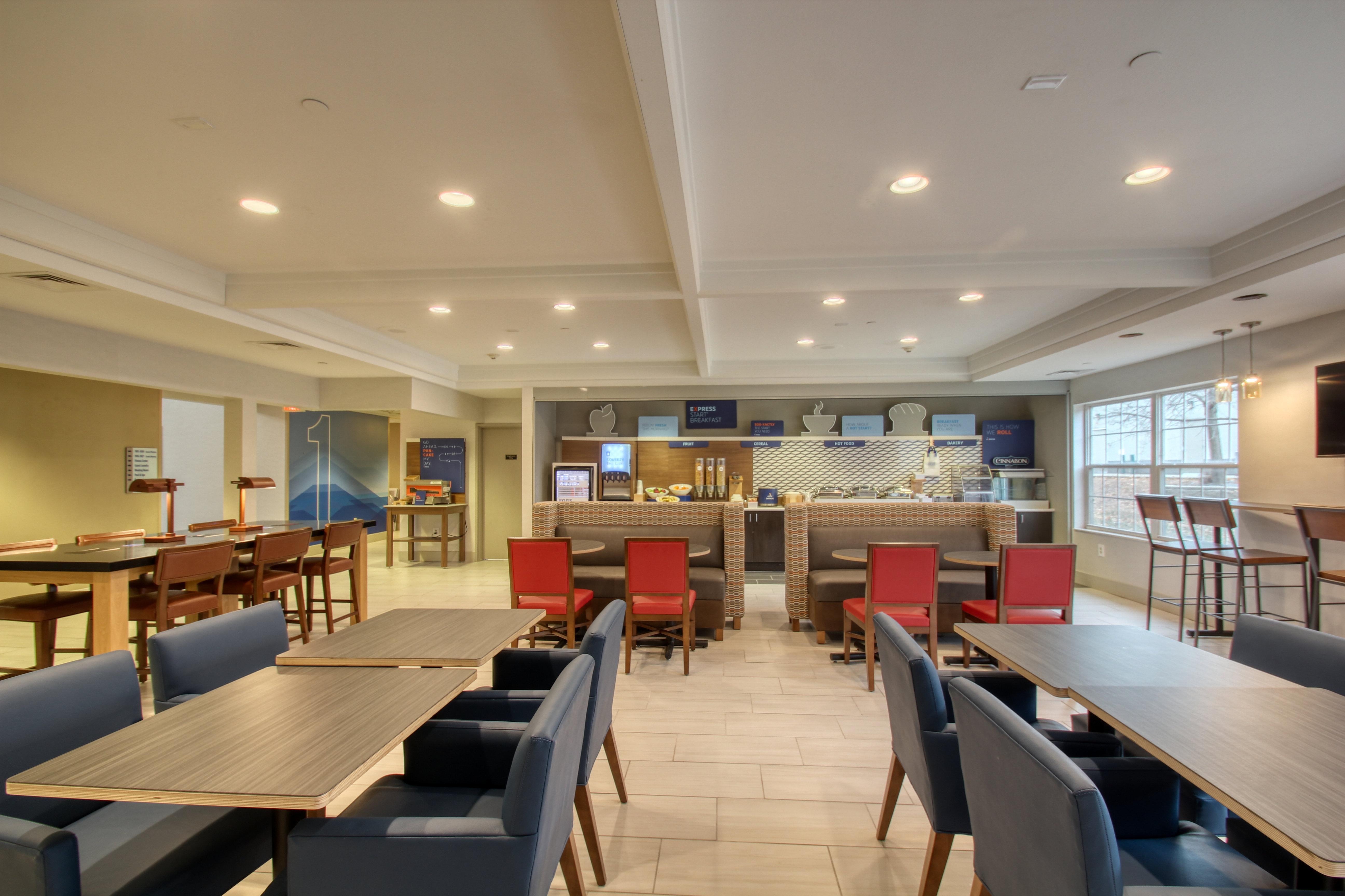 Holiday Inn Express Hotel & Suites Oshkosh - State Route 41 By Ihg Bagian luar foto