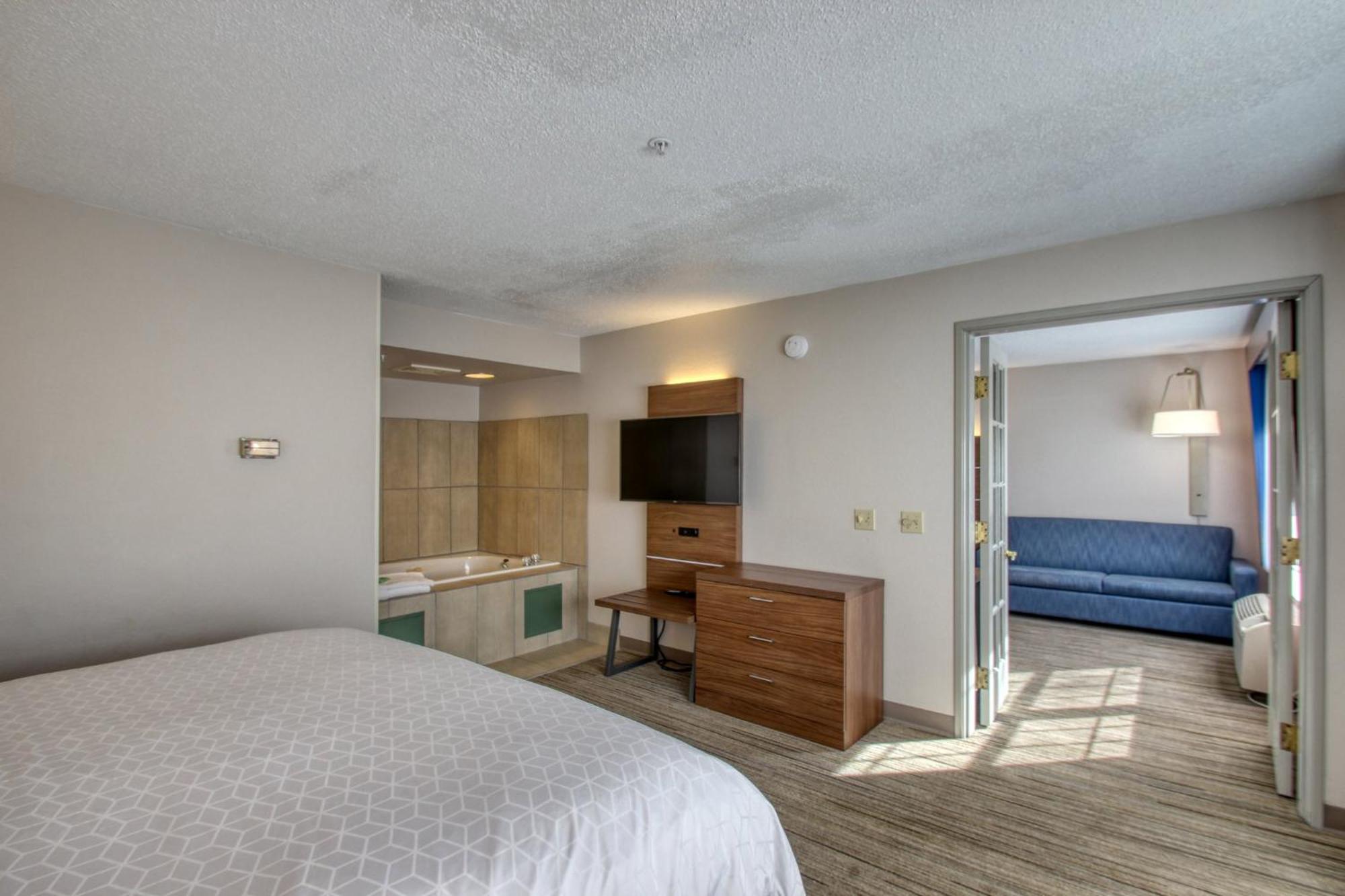Holiday Inn Express Hotel & Suites Oshkosh - State Route 41 By Ihg Bagian luar foto