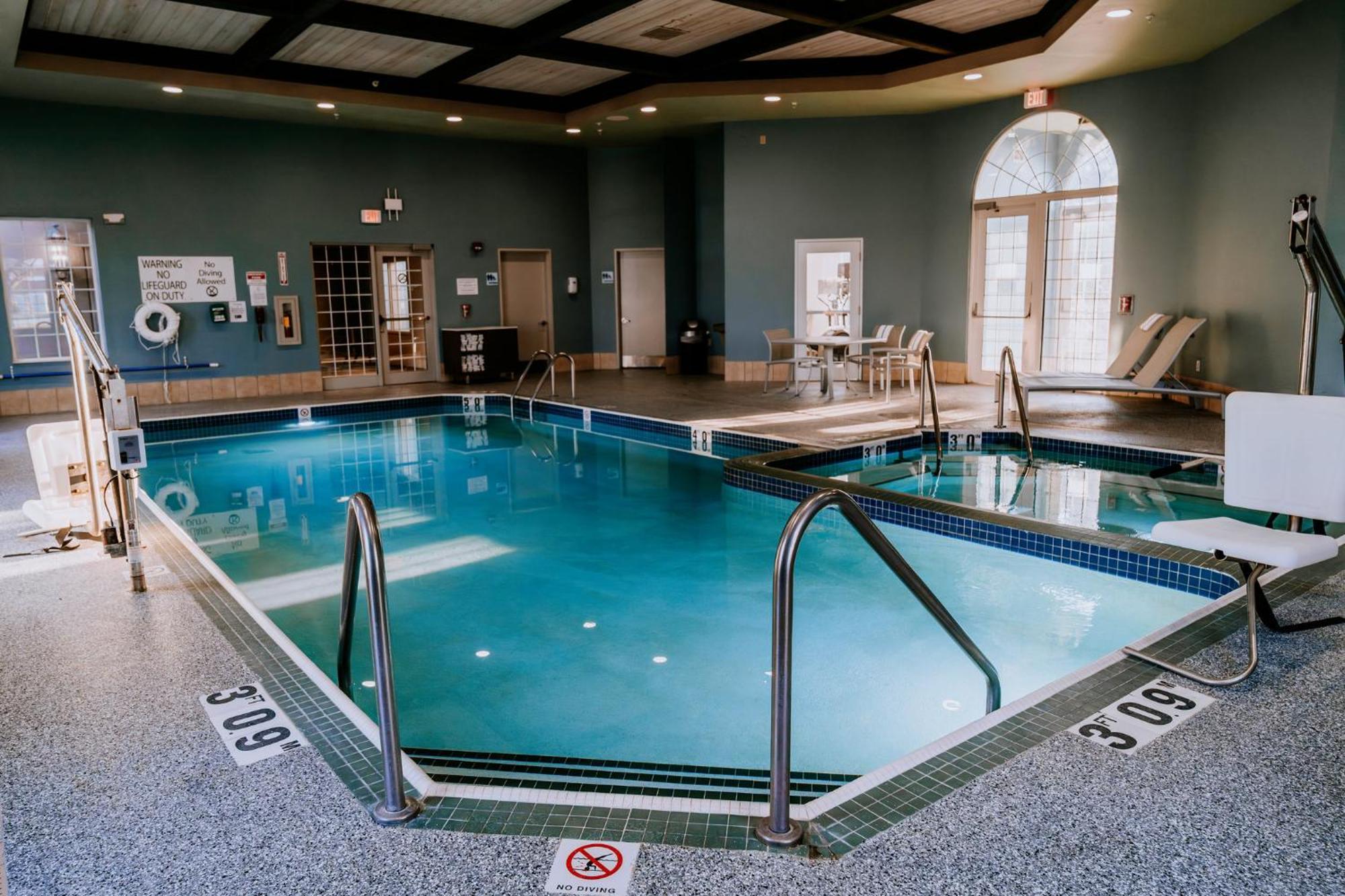 Holiday Inn Express Hotel & Suites Oshkosh - State Route 41 By Ihg Bagian luar foto