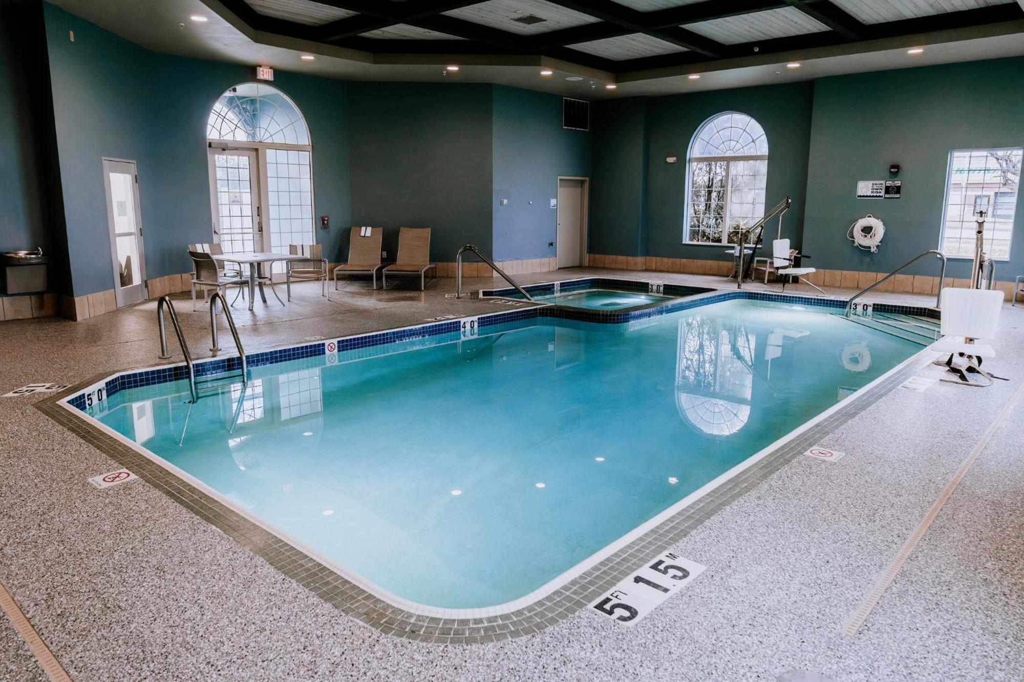 Holiday Inn Express Hotel & Suites Oshkosh - State Route 41 By Ihg Bagian luar foto