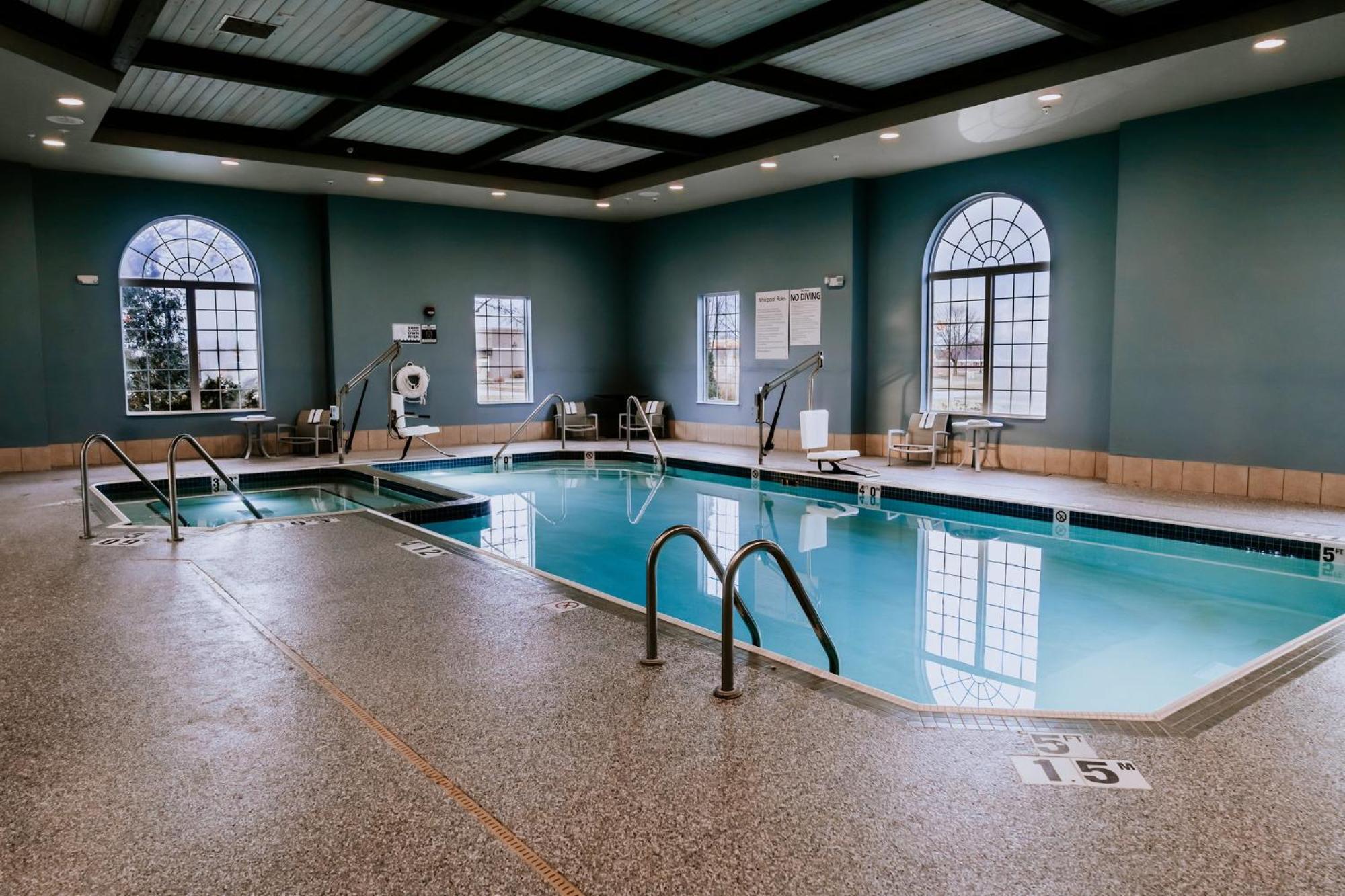 Holiday Inn Express Hotel & Suites Oshkosh - State Route 41 By Ihg Bagian luar foto