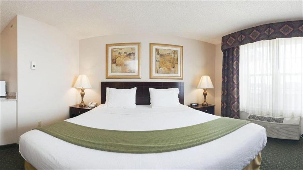 Holiday Inn Express Hotel & Suites Oshkosh - State Route 41 By Ihg Bagian luar foto
