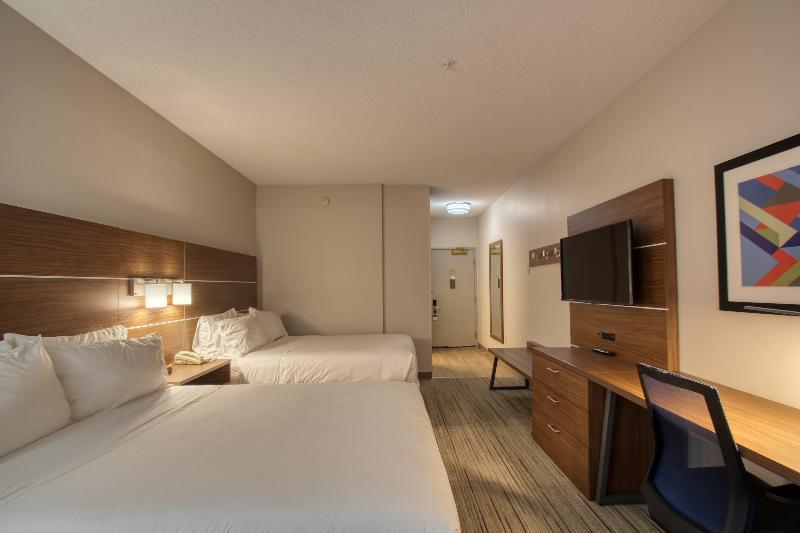 Holiday Inn Express Hotel & Suites Oshkosh - State Route 41 By Ihg Bagian luar foto