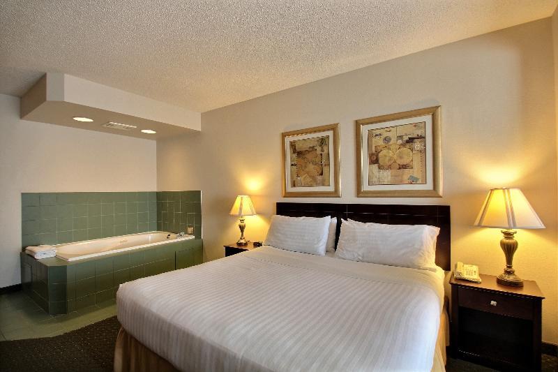 Holiday Inn Express Hotel & Suites Oshkosh - State Route 41 By Ihg Bagian luar foto
