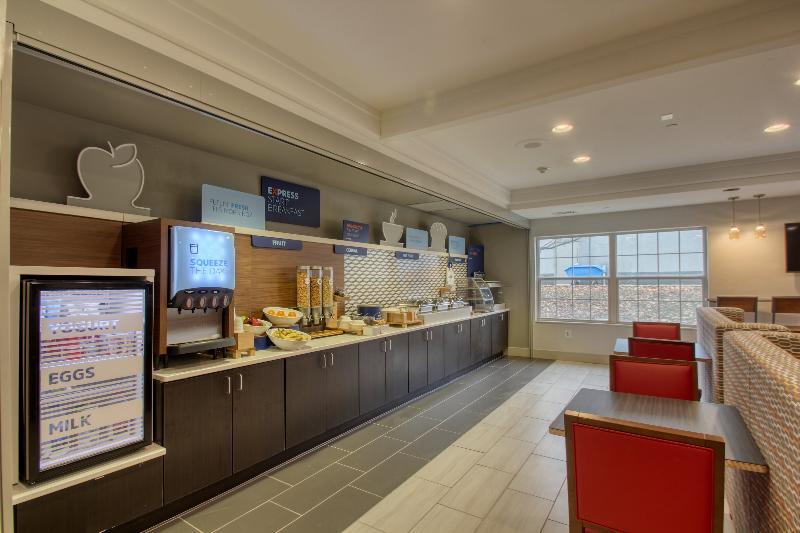 Holiday Inn Express Hotel & Suites Oshkosh - State Route 41 By Ihg Bagian luar foto