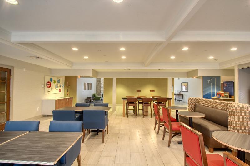 Holiday Inn Express Hotel & Suites Oshkosh - State Route 41 By Ihg Bagian luar foto