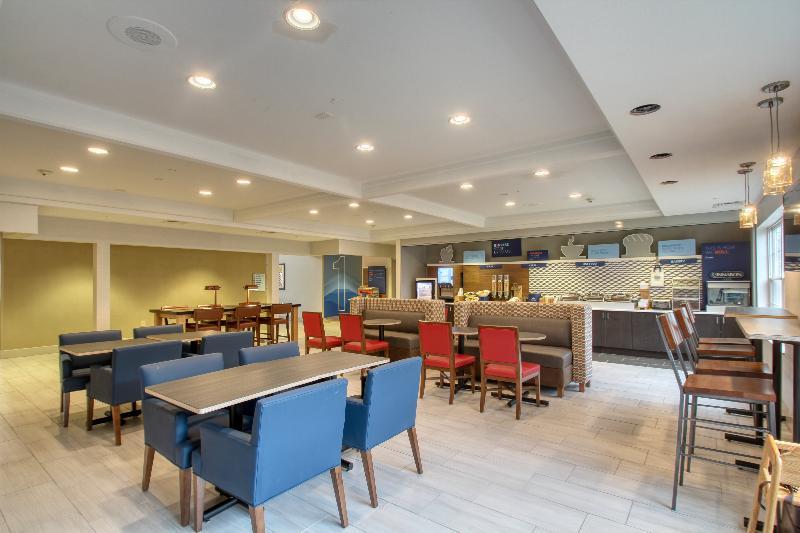 Holiday Inn Express Hotel & Suites Oshkosh - State Route 41 By Ihg Bagian luar foto