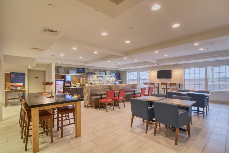 Holiday Inn Express Hotel & Suites Oshkosh - State Route 41 By Ihg Bagian luar foto